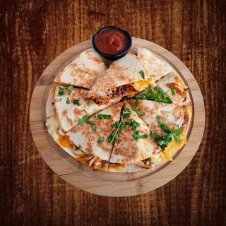 QUESADILLA NACHOS BBQ.