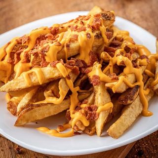 Papas con cheddar y bacon