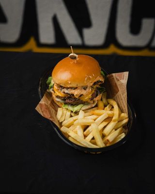 Triple smash burger Kapitalac 700 gr + Slatka palačinka + Pomfrit
