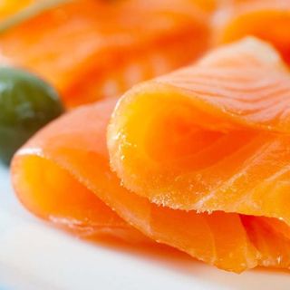 Tostada Con Crema De Aguacate Más Salmón Y Toque De Eneldo