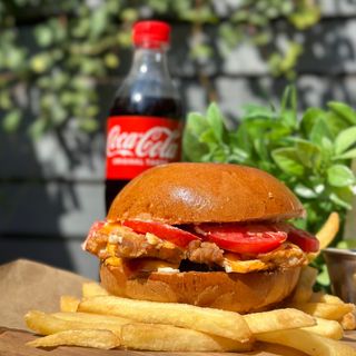 Бургер "Спайсі Кранч" + картопля фрі + напій (Coca-cola, Fanta або Sprite)