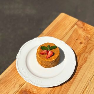 Ягідний медовик