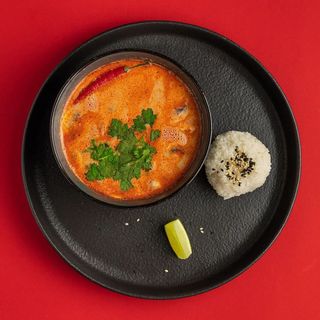 том ям с лососем