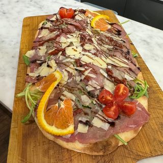 Pinsa carpaccio