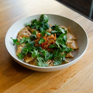 Вареники з телятиною в соусі деміглас з гострими овочами (350г)