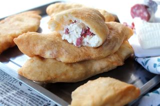 Pizza fritta con ricotta, salame dolce, provola, pepe, basilico