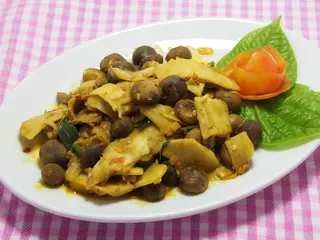 152. Pollo saltato con funghi e bambù
