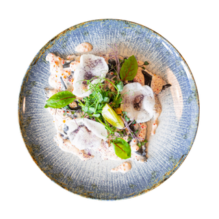 Ravioli z krewetkami w sosie Vicini podane z chipsem krewetkowym