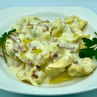 Tortellini de carne con salsa carbonara
