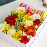 Cutie albă cu flori si macarons