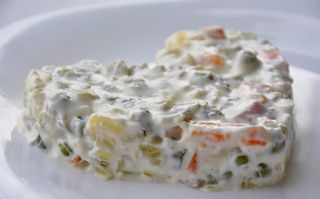 Руска салата с шунка (1кг)