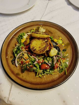 Steak de telina pe gradina de legume si salata bulgur