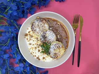 Сирники з солоною карамеллю, сметаною та арахісом