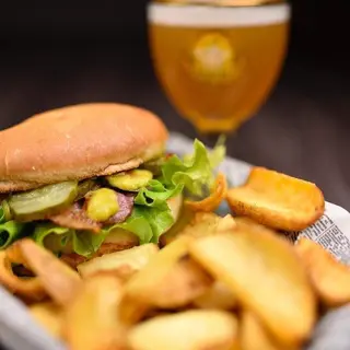 Hamburger california -servito con patate dippers