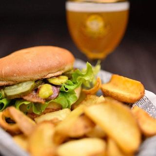 Hamburger california -servito con patate dippers