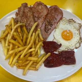 Plato lomo, huevo frito, pimiento rojo y patatas fritas