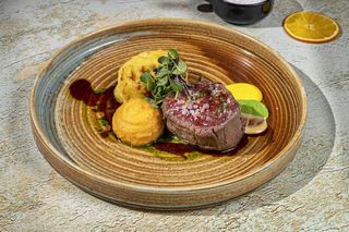 Muschi de vita cu cartofi gratinati