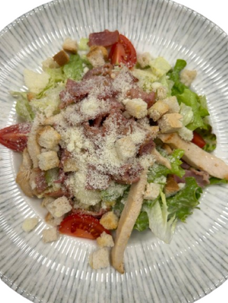 Цезар салата с гриловано пилешко филе