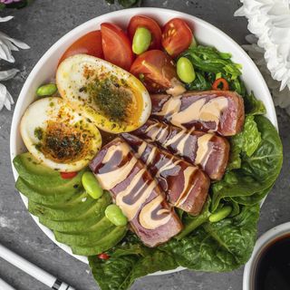 Поке з тунцем татакі