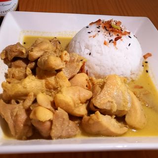 Opor ayam / Pollo Con Leche De Coco Y Curry
