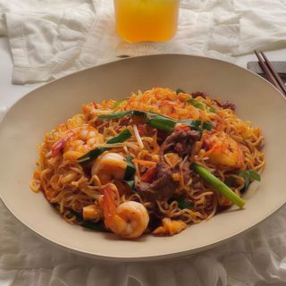 8B. Tallarines Frito con Marisco y Verduras