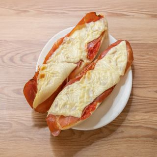 Tostada catalana especial con queso fundido