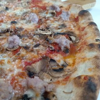 PIZZA AL PIATTO ROSSA - TONNO E MAIS