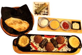 Zestaw Finiqya Nabatiya (Danie + Baklawa pistacjowa)