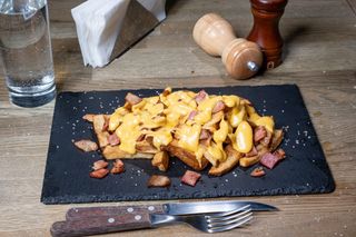 Cartofi prăjiți cu bacon și sos cheddar