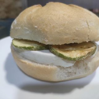 Pulga De Calabacín Y Queso Tierno