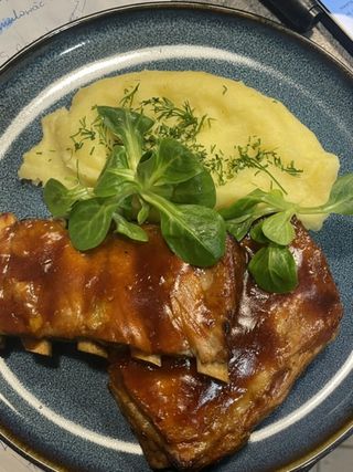 Żeberka pieczone w sosie BBQ w miodzie lub pikantne