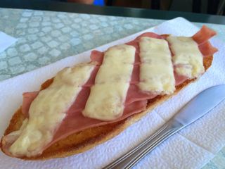 Tostada Con Jamón York Y Queso Fundido