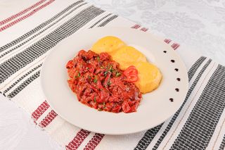 Tocăniță de ardei copți cu mămăliguță