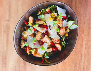 Salată cu pui și aşchii de parmezan