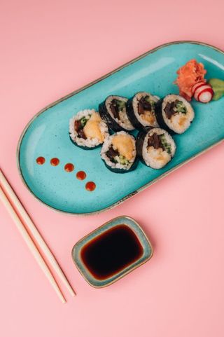 Pieczony halibut, majonez, ogórek, grzyby shitake, słodki sos