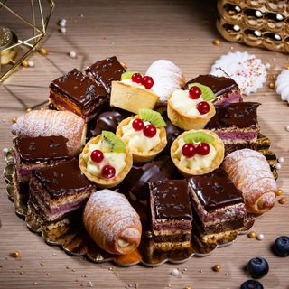 Mini prăjituri asortate cu cremă de fructe, mini eclere și mini tarte