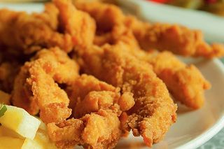 Gujoane de pui in crusta aurie cu cartofi prajiti si sos  aioli