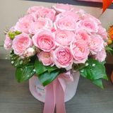 ღია ვარდისფერი ვარდები ყუთში