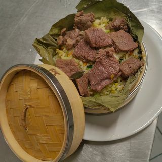 Riso saltato con manzo nelle foglie di loto