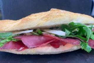 Panino con bresaola, rucola e parmigiano