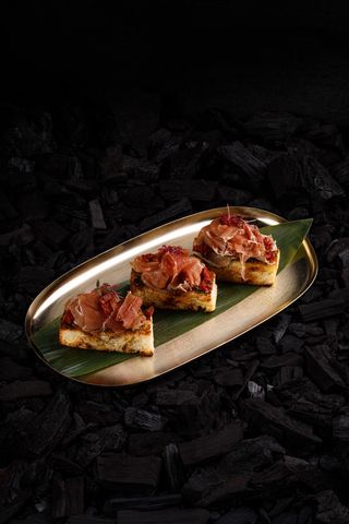 Brioche cu prosciutto și sos pesto
