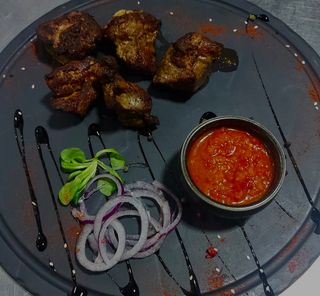 Шашлык из свинины с соусом / Frigărui din carne de porc cu sos