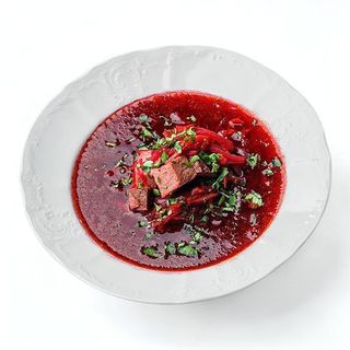 Borș roșu cu carne de vițel