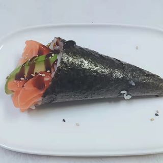#61 Temaki De Salmón (1 Ud.)