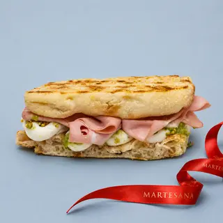 Pinsa farcita con Mortadella, gorgonzola, pesto di pistacchi