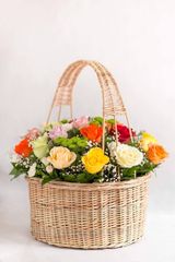 ფერადი ვარდების კალათა