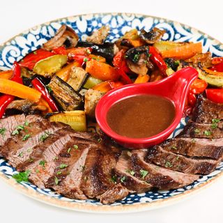 Телешко със зеленчуци-400гр