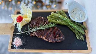 CEAFA DE VITA WAGYU SERVITA CU SPARANGHEL