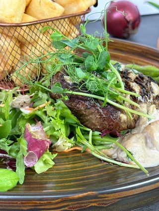 Muschi de vita maturat cu sos se piper verde si cartofi prăjiți