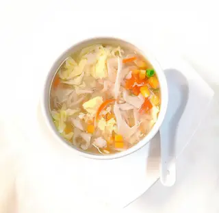 16. Sopa De Maíz Con Cangrejo Y Pollo